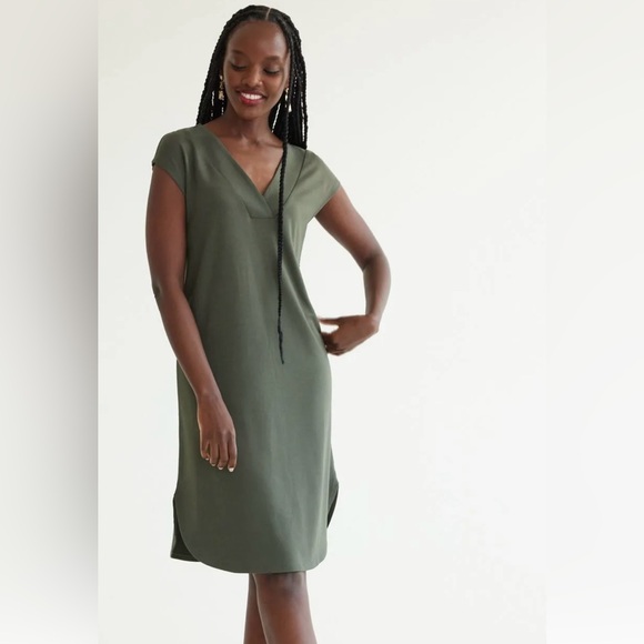 V-neck shift dress - Picture 2 of 7